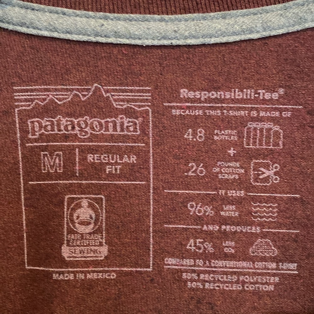 Patagonia M’s P-6 Label Pocket Responsibiliti-Tee. Size: Medium,Color: Dark Ruby - Picture 3 of 4